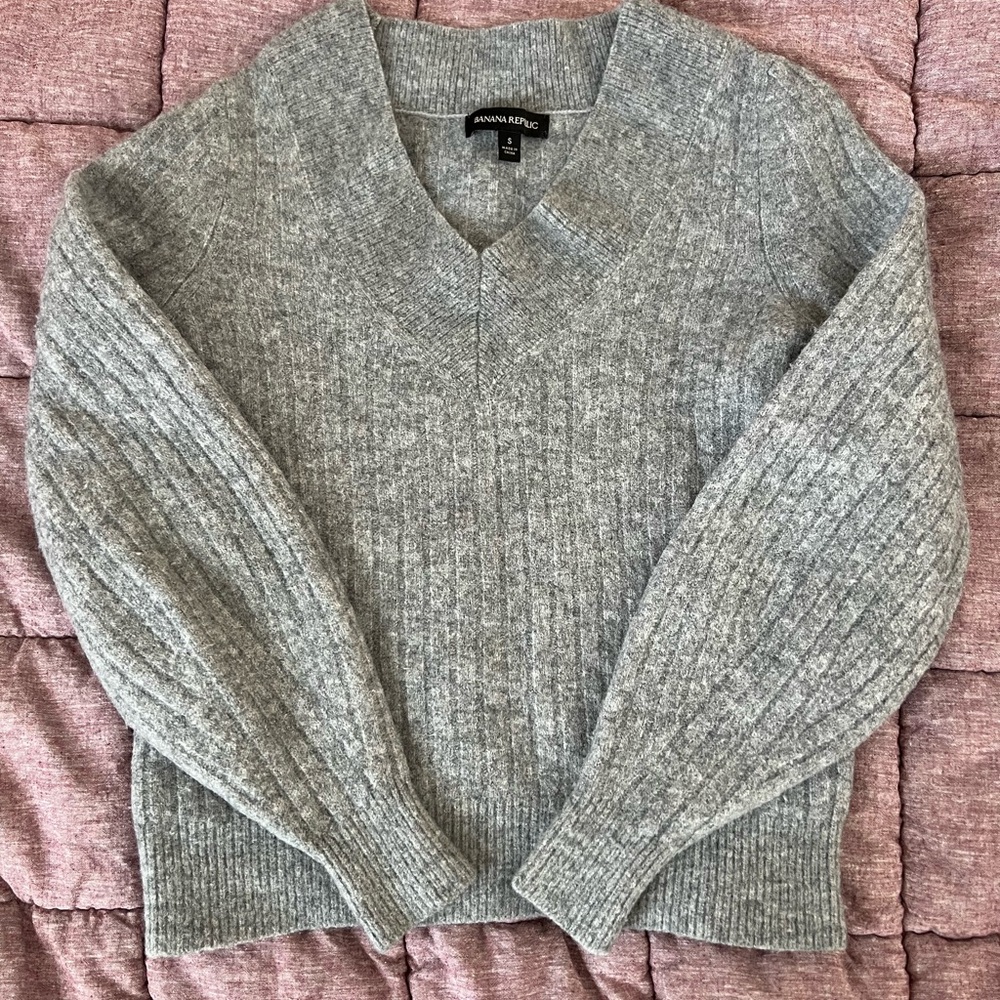 Banana Republic Gray V-Neck Sweater Classic Ribbed Knit— Fits like XS